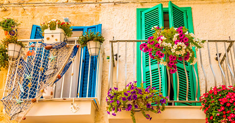 Total travel immersion tactics: flowered balcony in Italy